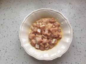 搅拌均匀，腌制10分钟