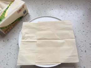 取一个干净盘子铺上可以吸油的纸巾