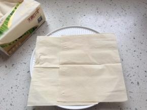 取一个干净盘子铺上可以吸油的纸巾