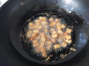 锅内油温六成热时下入里脊先中火定型，再小火炸熟