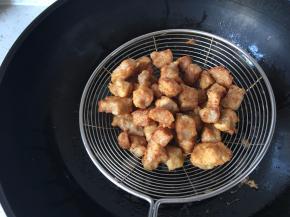 将里脊炸至金黄色，捞出控油