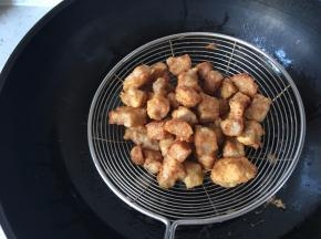 将里脊炸至金黄色，捞出控油