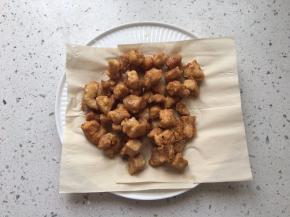 放在铺了吸油纸巾的盘中