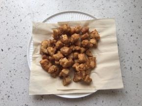 放在铺了吸油纸巾的盘中