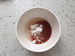 碗中加入番茄沙司，白醋，白砂糖，少量食盐和清水搅匀