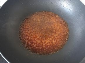 将碗汁倒入锅中烧开