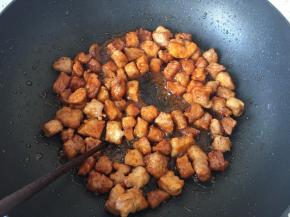 倒入炸好的里脊拌匀