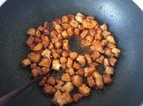 倒入炸好的里脊拌匀