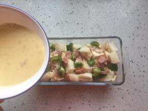 倒入刚才调好的牛奶蛋液