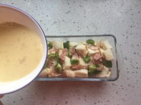 倒入刚才调好的牛奶蛋液