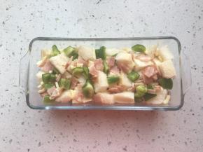 再放一层培根和青椒