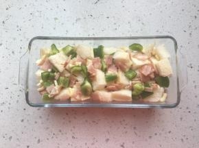 再放一层培根和青椒