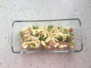 撒一层培根，青椒，芝士碎