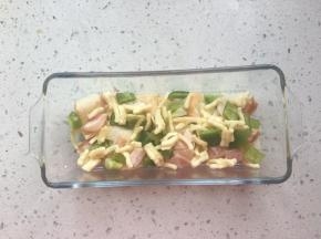 撒一层培根，青椒，芝士碎