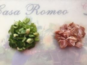 培根和青椒切小块