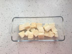 铺一层吐司丁