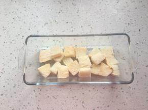 铺一层吐司丁
