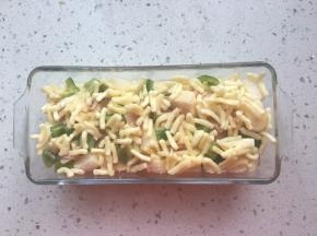 表面铺一层比较多的芝士碎