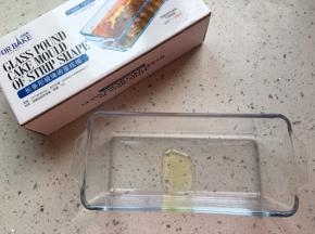 这次用的模具是法焙客玻璃磅蛋糕模具，将模具涂抹一层橄榄油或者黄油