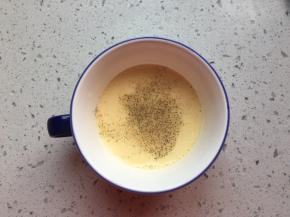 加入少许黑胡椒粉和食盐