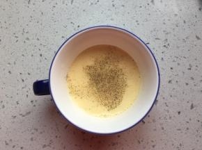 加入少许黑胡椒粉和食盐