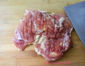 用菜刀刀背将去骨鸡腿肉剁松些（用肉锤敲打更好些）；