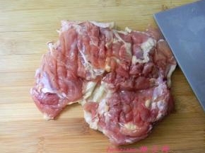 用菜刀刀背将去骨鸡腿肉剁松些（用肉锤敲打更好些）；
