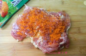 在鸡腿肉上撒些奥尔良烤肉料；