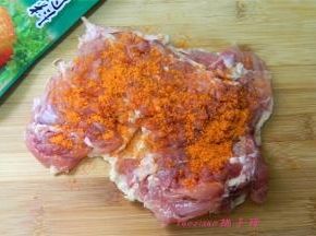 在鸡腿肉上撒些奥尔良烤肉料；