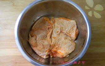 再在鸡腿皮的一面也撒些奥尔良烤肉料；