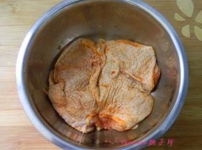再在鸡腿皮的一面也撒些奥尔良烤肉料；
