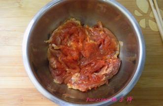 用手抓匀后，腌制40分钟或长些时间；