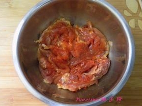 用手抓匀后，腌制40分钟或长些时间；