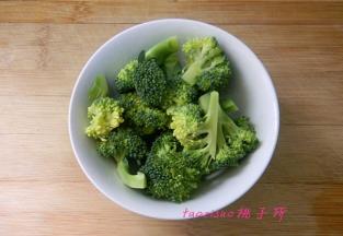 将西兰花拆成小朵；