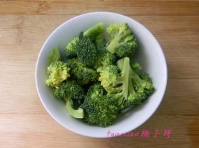 将西兰花拆成小朵；