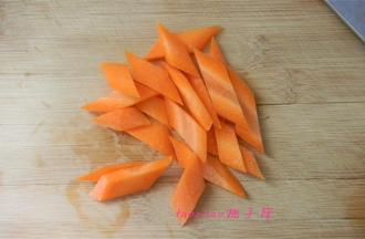 将胡萝卜切菱形厚片；