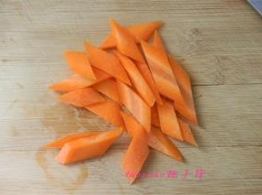 将胡萝卜切菱形厚片；