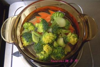 将西兰花、胡萝卜放煮锅里焯烫熟后捞出；