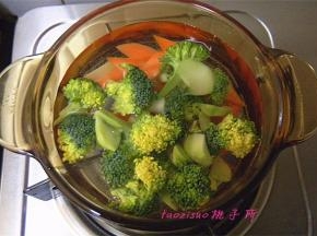 将西兰花、胡萝卜放煮锅里焯烫熟后捞出；