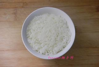 取蒸好的米饭放入小碗里压实成型；