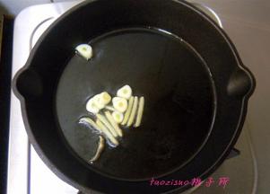 煎锅里倒入食用油，放入蒜片、姜丝煸出香味；