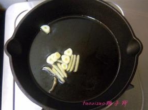 煎锅里倒入食用油，放入蒜片、姜丝煸出香味；