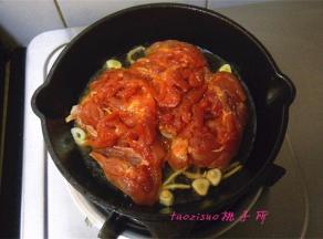 放入腌好的鸡腿（鸡腿的皮朝下）煎至鸡皮上色；