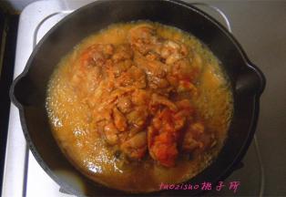 轻轻翻动鸡腿，防止粘锅，倒入少量的热水，盖上锅盖焖煮一会，用筷子试试鸡肉能扎透就熟了；