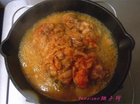 轻轻翻动鸡腿，防止粘锅，倒入少量的热水，盖上锅盖焖煮一会，用筷子试试鸡肉能扎透就熟了；