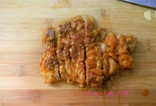 取出鸡腿切小块便于食用。