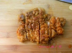取出鸡腿切小块便于食用。