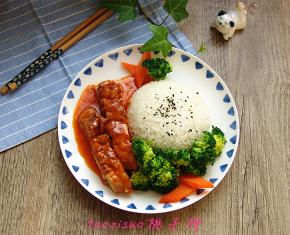 搭配米饭蔬菜摆盘即可。