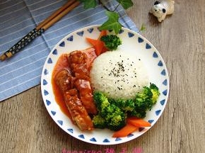搭配米饭蔬菜摆盘即可。