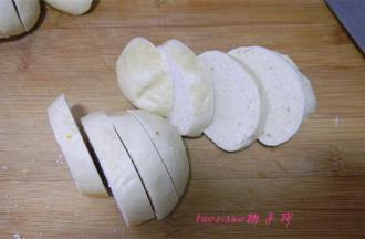 将剩馒头切1公分厚的片；